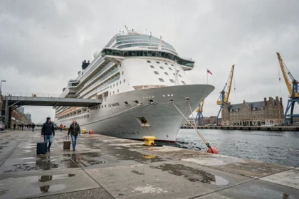 Paquebot de croisière amarré au terminal du port du Havre avec des passagers embarquant sur le quai
