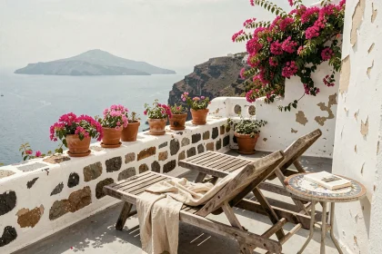 Terrasse d'un hôtel de charme des îles Éoliennes avec vue panoramique sur la mer Tyrrhénienne et l'île de Stromboli en arrière-plan