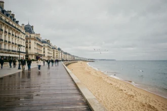Vue panoramique d'une promenade en bord de mer dans le Nord avec des hôtels élégants face à la plage