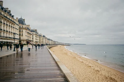 Vue panoramique d'une promenade en bord de mer dans le Nord avec des hôtels élégants face à la plage